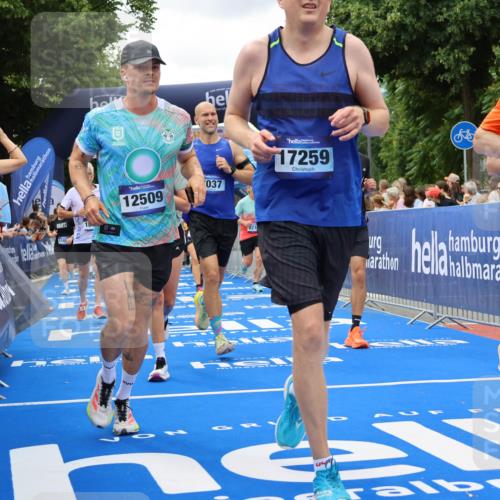 29.06.2025 - hella hamburg halbmarathon Strokosch-Dieckow http://msf.ph/oto/8519144 29.06.2025 10:56:37 Ziel 1583, 2083, 3413, 4152, 5721, 5744, 6416, 6759, 7037, 7646, 8311, 8542, 8652, 8744, 8996, 9488, 9562, 10093, 11083, 11870, 12509, 13863, 14369, 15134, 15145, 15431, 15712, 16043, 16121, 17259, 18340, 18634, 18746, 18835, 18899, 19120 meine-sportfotos.de