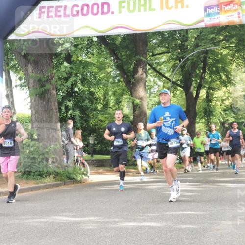 29.06.2025 - hella hamburg halbmarathon KatJ http://msf.ph/oto/8519190 29.06.2025 10:58:49 Zwischen KM18-KM19 6518 meine-sportfotos.de