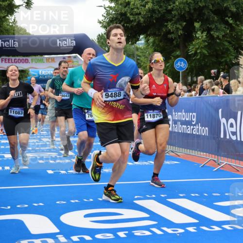 29.06.2025 - hella hamburg halbmarathon Strokosch-Dieckow http://msf.ph/oto/8519198 29.06.2025 10:56:40 Ziel 2083, 2378, 3836, 4152, 5721, 6416, 6759, 7037, 7646, 8311, 8744, 8825, 8996, 9488, 9562, 11083, 11870, 12509, 13863, 14369, 14461, 15134, 15145, 15431, 15712, 16043, 16121, 17133, 17259, 18340, 18634, 18899, 19120 meine-sportfotos.de