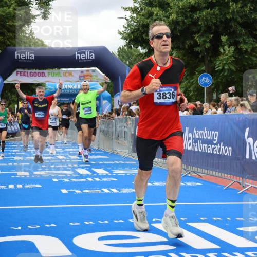 29.06.2025 - hella hamburg halbmarathon Strokosch-Dieckow http://msf.ph/oto/8519415 29.06.2025 10:56:47 Ziel 1955, 2378, 2741, 3836, 5418, 6835, 7646, 7716, 8825, 8996, 9488, 11870, 13816, 14369, 14461, 15134, 15431, 15712, 16008, 16009, 16043, 16121, 16620, 16679, 17133, 18634 meine-sportfotos.de