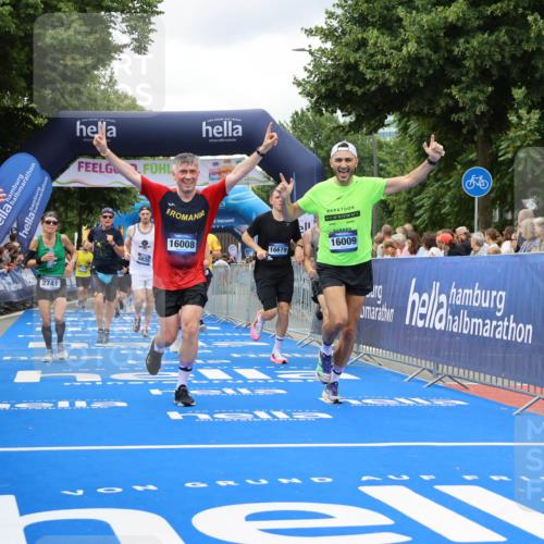 29.06.2025 - hella hamburg halbmarathon Strokosch-Dieckow http://msf.ph/oto/8519425 29.06.2025 10:56:49 Ziel 1955, 2282, 2378, 2741, 2759, 3836, 5418, 6835, 7716, 8825, 8996, 11043, 13816, 14369, 14461, 15097, 15134, 15431, 15712, 16008, 16009, 16043, 16121, 16620, 16679, 17133, 18634 meine-sportfotos.de