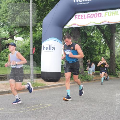 29.06.2025 - hella hamburg halbmarathon KatJ http://msf.ph/oto/8519538 29.06.2025 10:49:16 Zwischen KM18-KM19 1377, 1432, 5763, 7250, 8624 meine-sportfotos.de