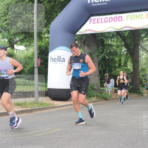 29.06.2025 - hella hamburg halbmarathon KatJ http://msf.ph/oto/8519541 29.06.2025 10:49:16 Zwischen KM18-KM19 1377, 1432, 5763, 7250, 8624 meine-sportfotos.de
