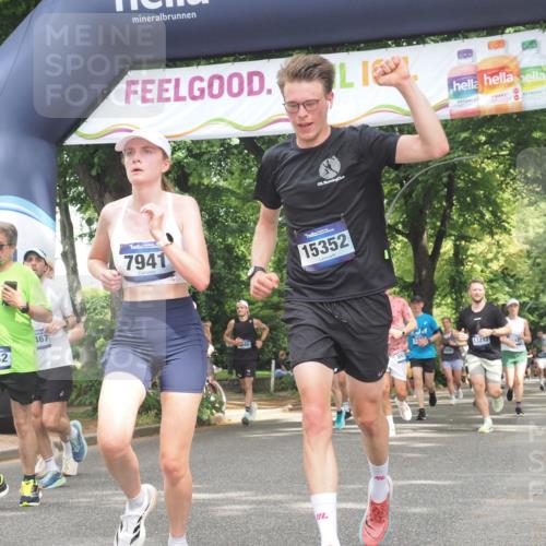 29.06.2025 - hella hamburg halbmarathon KatJ http://msf.ph/oto/8519572 29.06.2025 10:58:56 Zwischen KM18-KM19 2032, 2531, 2961, 6518, 7941, 8274 meine-sportfotos.de