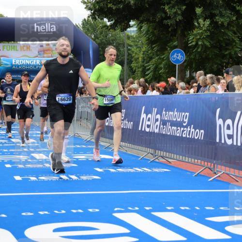 29.06.2025 - hella hamburg halbmarathon Strokosch-Dieckow http://msf.ph/oto/8519590 29.06.2025 10:56:54 Ziel 1485, 1955, 2282, 2378, 2741, 2759, 4299, 5033, 5418, 6835, 7716, 8669, 11043, 11212, 11638, 13816, 14678, 15097, 16008, 16009, 16470, 16620, 16679, 18719, 19091 meine-sportfotos.de