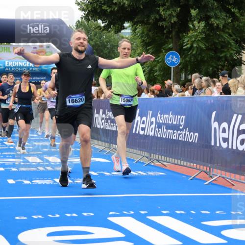 29.06.2025 - hella hamburg halbmarathon Strokosch-Dieckow http://msf.ph/oto/8519618 29.06.2025 10:56:54 Ziel 1485, 1955, 2282, 2378, 2741, 2759, 4299, 5033, 5418, 6835, 7716, 8669, 11043, 11212, 11638, 13816, 14678, 15097, 16008, 16009, 16470, 16620, 16679, 18719, 19091 meine-sportfotos.de