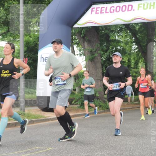 29.06.2025 - hella hamburg halbmarathon KatJ http://msf.ph/oto/8519622 29.06.2025 10:49:19 Zwischen KM18-KM19 1377, 1432, 7250 meine-sportfotos.de