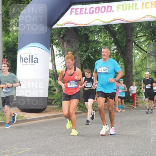 29.06.2025 - hella hamburg halbmarathon KatJ http://msf.ph/oto/8519706 29.06.2025 10:49:21 Zwischen KM18-KM19 1147, 1377, 3625 meine-sportfotos.de