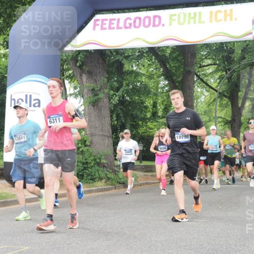29.06.2025 - hella hamburg halbmarathon KatJ http://msf.ph/oto/8520498 29.06.2025 10:49:42 Zwischen KM18-KM19 1114, 1940, 4859, 6311 meine-sportfotos.de