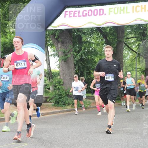 29.06.2025 - hella hamburg halbmarathon KatJ http://msf.ph/oto/8520526 29.06.2025 10:49:42 Zwischen KM18-KM19 1114, 1940, 4859, 6311 meine-sportfotos.de