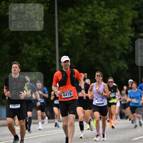 29.06.2025 - hella hamburg halbmarathon Dr. Thomas Lammeyer http://msf.ph/oto/8520793 29.06.2025 10:34:01 Kennedybrücke 1063, 1192, 1230, 1661, 1869, 2901, 3613, 4575, 4580, 4982, 5063, 5322, 6418, 6598, 7449, 8048, 8388, 10162, 10641, 10880 meine-sportfotos.de