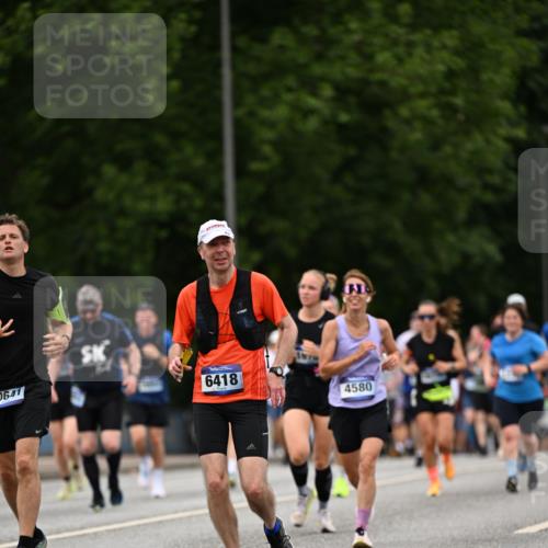 29.06.2025 - hella hamburg halbmarathon Dr. Thomas Lammeyer http://msf.ph/oto/8520805 29.06.2025 10:34:01 Kennedybrücke 1063, 1192, 1230, 1661, 1869, 2901, 3613, 4575, 4580, 4982, 5063, 5322, 6418, 6598, 7449, 8048, 8388, 10162, 10641, 10880 meine-sportfotos.de