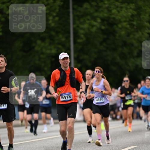 29.06.2025 - hella hamburg halbmarathon Dr. Thomas Lammeyer http://msf.ph/oto/8520817 29.06.2025 10:34:01 Kennedybrücke 1063, 1192, 1230, 1661, 1869, 2901, 3613, 4575, 4580, 4982, 5063, 5322, 6418, 6598, 7449, 8048, 8388, 10162, 10641, 10880 meine-sportfotos.de