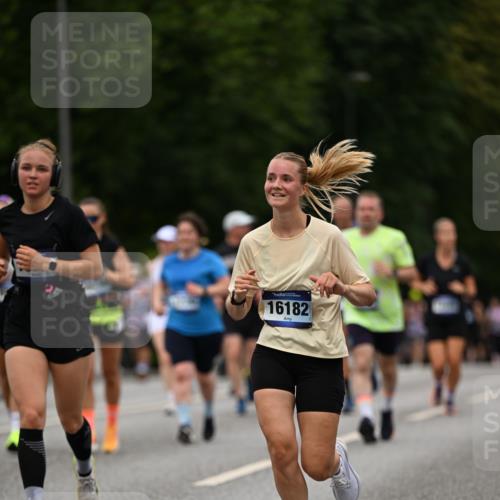 29.06.2025 - hella hamburg halbmarathon Dr. Thomas Lammeyer http://msf.ph/oto/8520911 29.06.2025 10:34:05 Kennedybrücke 1063, 1192, 1230, 1661, 1869, 2901, 3573, 3613, 4575, 4580, 4982, 5322, 6418, 6598, 7449, 8048, 10162, 10641, 10880 meine-sportfotos.de