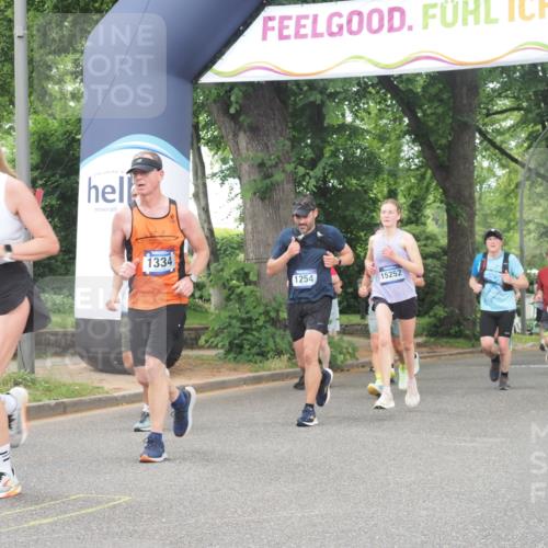 29.06.2025 - hella hamburg halbmarathon KatJ http://msf.ph/oto/8520938 29.06.2025 10:49:53 Zwischen KM18-KM19 1126, 1254, 1334, 1573, 1722, 1724, 1881, 3001, 4370, 4665, 5734 meine-sportfotos.de
