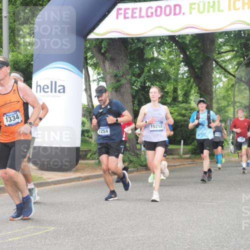 29.06.2025 - hella hamburg halbmarathon KatJ http://msf.ph/oto/8520976 29.06.2025 10:49:54 Zwischen KM18-KM19 1254, 1334, 1573, 1722, 1881, 3001, 3921, 4370, 4665, 5384, 5734 meine-sportfotos.de