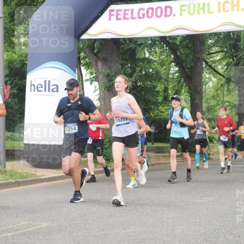 29.06.2025 - hella hamburg halbmarathon KatJ http://msf.ph/oto/8520983 29.06.2025 10:49:54 Zwischen KM18-KM19 1254, 1334, 1573, 1722, 1881, 3001, 3921, 4370, 4665, 5384, 5734 meine-sportfotos.de