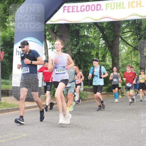 29.06.2025 - hella hamburg halbmarathon KatJ http://msf.ph/oto/8521003 29.06.2025 10:49:54 Zwischen KM18-KM19 1254, 1334, 1573, 1722, 1881, 3001, 3921, 4370, 4665, 5384, 5734 meine-sportfotos.de