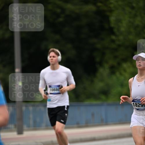 29.06.2025 - hella hamburg halbmarathon Dr. Thomas Lammeyer http://msf.ph/oto/8521237 29.06.2025 10:34:14 Kennedybrücke 1063, 1192, 1230, 1661, 2901, 3524, 3573, 4198, 4575, 4580, 4819, 6418, 6598, 6626, 7449, 8048, 10322, 10641, 10880 meine-sportfotos.de