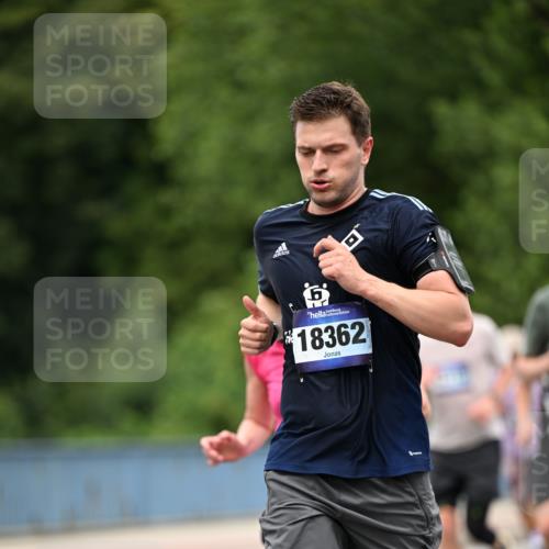 29.06.2025 - hella hamburg halbmarathon Dr. Thomas Lammeyer http://msf.ph/oto/8521318 29.06.2025 10:34:17 Kennedybrücke 1063, 1192, 1230, 1661, 2901, 3524, 3573, 4198, 4575, 4580, 4819, 6418, 6598, 6626, 8048, 10322, 10641, 10880 meine-sportfotos.de