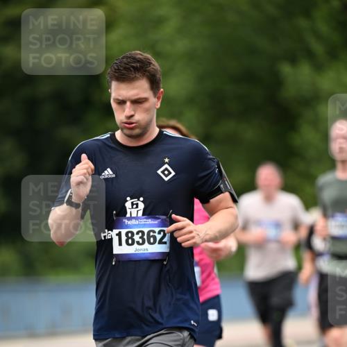 29.06.2025 - hella hamburg halbmarathon Dr. Thomas Lammeyer http://msf.ph/oto/8521332 29.06.2025 10:34:17 Kennedybrücke 1063, 1192, 1230, 1661, 2901, 3524, 3573, 4198, 4575, 4580, 4819, 6418, 6598, 6626, 8048, 10322, 10641, 10880 meine-sportfotos.de