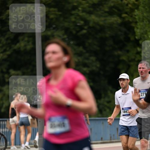 29.06.2025 - hella hamburg halbmarathon Dr. Thomas Lammeyer http://msf.ph/oto/8521366 29.06.2025 10:34:18 Kennedybrücke 1063, 1230, 1661, 2901, 3524, 3573, 4198, 4575, 4580, 4819, 6418, 6598, 6626, 8048, 10322, 10641, 10880 meine-sportfotos.de