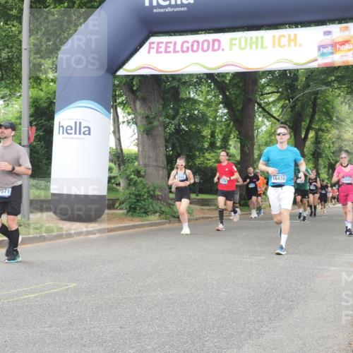 29.06.2025 - hella hamburg halbmarathon KatJ http://msf.ph/oto/8521634 29.06.2025 10:50:13 Zwischen KM18-KM19 2424, 2685, 4328 meine-sportfotos.de