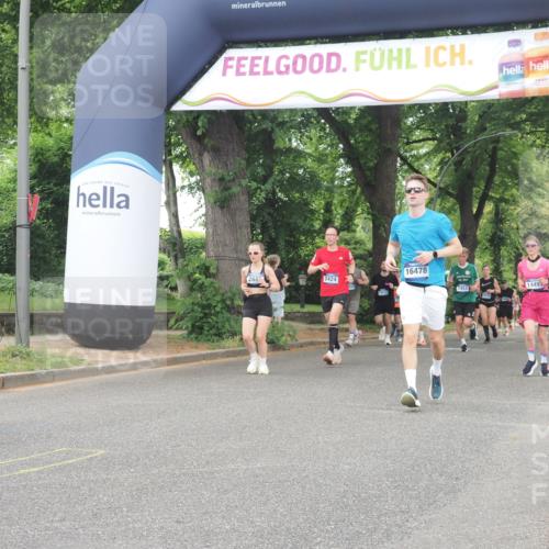 29.06.2025 - hella hamburg halbmarathon KatJ http://msf.ph/oto/8521645 29.06.2025 10:50:13 Zwischen KM18-KM19 2424, 2685, 4328 meine-sportfotos.de