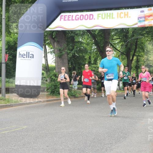 29.06.2025 - hella hamburg halbmarathon KatJ http://msf.ph/oto/8521658 29.06.2025 10:50:13 Zwischen KM18-KM19 2424, 2685, 4328 meine-sportfotos.de