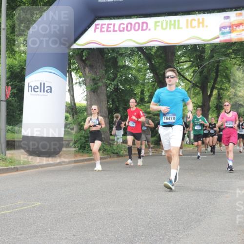 29.06.2025 - hella hamburg halbmarathon KatJ http://msf.ph/oto/8521664 29.06.2025 10:50:13 Zwischen KM18-KM19 2424, 2685, 4328 meine-sportfotos.de