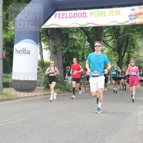 29.06.2025 - hella hamburg halbmarathon KatJ http://msf.ph/oto/8521677 29.06.2025 10:50:14 Zwischen KM18-KM19 2424, 2685, 4328 meine-sportfotos.de