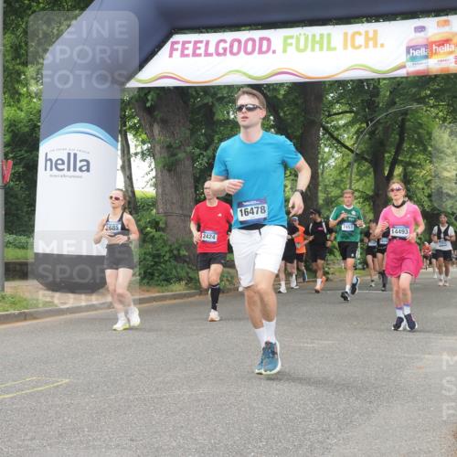 29.06.2025 - hella hamburg halbmarathon KatJ http://msf.ph/oto/8521684 29.06.2025 10:50:14 Zwischen KM18-KM19 2424, 2685, 4328 meine-sportfotos.de