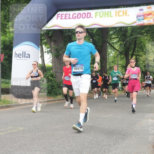 29.06.2025 - hella hamburg halbmarathon KatJ http://msf.ph/oto/8521694 29.06.2025 10:50:14 Zwischen KM18-KM19 2424, 2685, 4328 meine-sportfotos.de