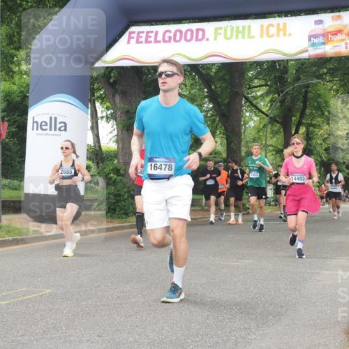29.06.2025 - hella hamburg halbmarathon KatJ http://msf.ph/oto/8521702 29.06.2025 10:50:14 Zwischen KM18-KM19 2424, 2685, 4328 meine-sportfotos.de