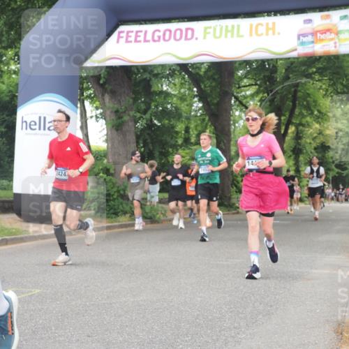 29.06.2025 - hella hamburg halbmarathon KatJ http://msf.ph/oto/8521761 29.06.2025 10:50:15 Zwischen KM18-KM19 2424, 2685, 4328, 7453 meine-sportfotos.de