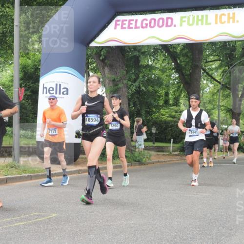 29.06.2025 - hella hamburg halbmarathon KatJ http://msf.ph/oto/8521843 29.06.2025 10:50:19 Zwischen KM18-KM19 2424, 2685, 7290, 7453, 7717 meine-sportfotos.de