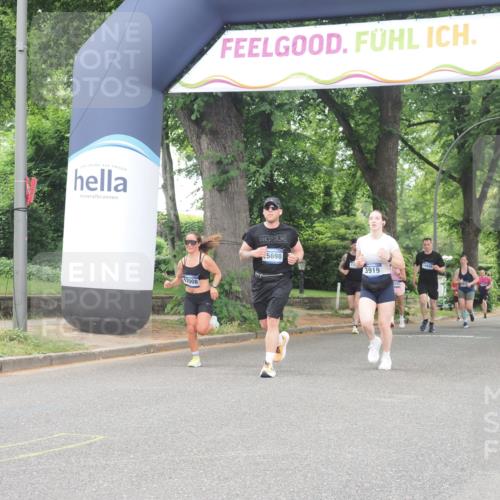 29.06.2025 - hella hamburg halbmarathon KatJ http://msf.ph/oto/8521938 29.06.2025 10:50:22 Zwischen KM18-KM19 3919, 7290, 7453, 7717 meine-sportfotos.de