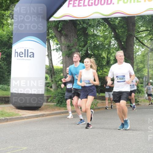29.06.2025 - hella hamburg halbmarathon KatJ http://msf.ph/oto/8522469 29.06.2025 10:50:46 Zwischen KM18-KM19 4389, 5511, 6966 meine-sportfotos.de