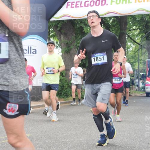 29.06.2025 - hella hamburg halbmarathon KatJ http://msf.ph/oto/8522893 29.06.2025 10:51:00 Zwischen KM18-KM19 1212, 1733, 1851, 2463, 4985, 5653, 7333 meine-sportfotos.de
