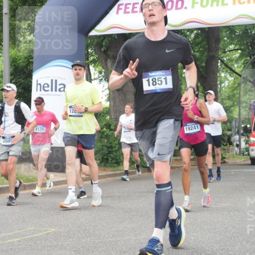 29.06.2025 - hella hamburg halbmarathon KatJ http://msf.ph/oto/8522899 29.06.2025 10:51:00 Zwischen KM18-KM19 1212, 1733, 1851, 2463, 4985, 5653, 7333 meine-sportfotos.de