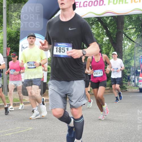 29.06.2025 - hella hamburg halbmarathon KatJ http://msf.ph/oto/8522912 29.06.2025 10:51:00 Zwischen KM18-KM19 1212, 1733, 1851, 2463, 4985, 5653, 7333 meine-sportfotos.de