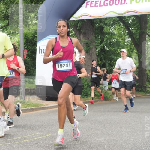 29.06.2025 - hella hamburg halbmarathon KatJ http://msf.ph/oto/8522944 29.06.2025 10:51:01 Zwischen KM18-KM19 1212, 1733, 1851, 2463, 4120, 4985, 5653, 7333 meine-sportfotos.de