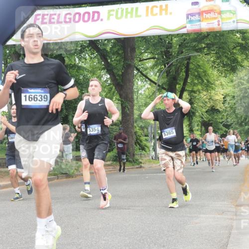 29.06.2025 - hella hamburg halbmarathon KatJ http://msf.ph/oto/8523078 29.06.2025 10:51:10 Zwischen KM18-KM19 2698, 3572, 5354, 5365, 8578 meine-sportfotos.de