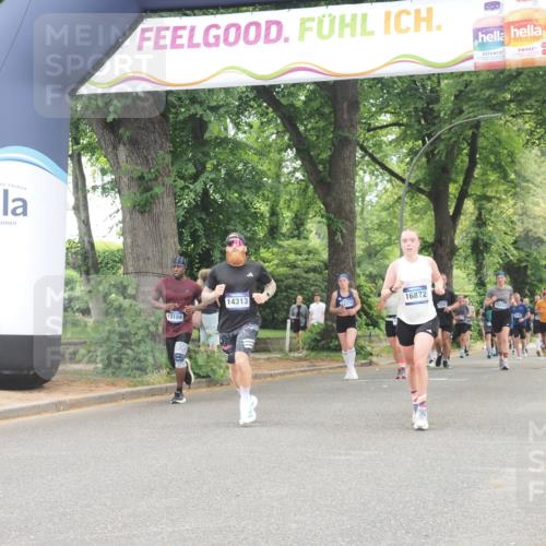 29.06.2025 - hella hamburg halbmarathon KatJ http://msf.ph/oto/8523140 29.06.2025 10:51:14 Zwischen KM18-KM19 5354, 5365, 8578 meine-sportfotos.de