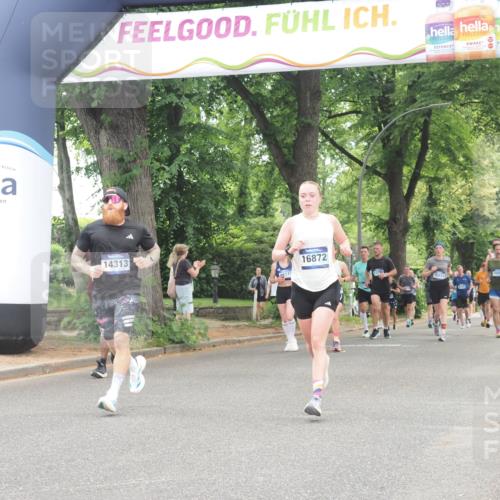 29.06.2025 - hella hamburg halbmarathon KatJ http://msf.ph/oto/8523165 29.06.2025 10:51:14 Zwischen KM18-KM19 5354, 5365, 8578 meine-sportfotos.de