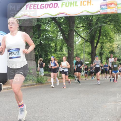 29.06.2025 - hella hamburg halbmarathon KatJ http://msf.ph/oto/8523201 29.06.2025 10:51:16 Zwischen KM18-KM19 5354, 5365 meine-sportfotos.de