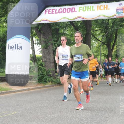 29.06.2025 - hella hamburg halbmarathon KatJ http://msf.ph/oto/8523269 29.06.2025 10:51:21 Zwischen KM18-KM19 1194, 8561 meine-sportfotos.de