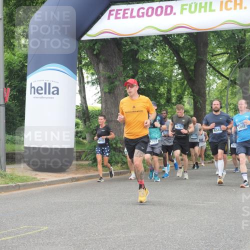 29.06.2025 - hella hamburg halbmarathon KatJ http://msf.ph/oto/8523294 29.06.2025 10:51:22 Zwischen KM18-KM19 1194, 1702, 4542, 8561 meine-sportfotos.de