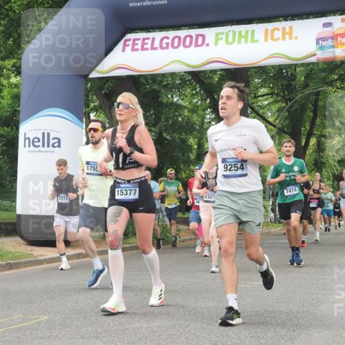 29.06.2025 - hella hamburg halbmarathon KatJ http://msf.ph/oto/8524462 29.06.2025 10:52:03 Zwischen KM18-KM19 4146, 4613, 7271, 7474 meine-sportfotos.de