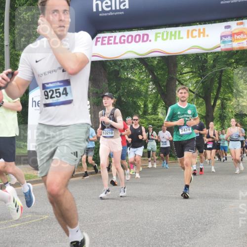 29.06.2025 - hella hamburg halbmarathon KatJ http://msf.ph/oto/8524485 29.06.2025 10:52:04 Zwischen KM18-KM19 1885, 4613, 7271, 7474 meine-sportfotos.de